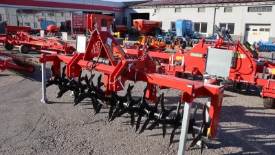 Traktory před střediskem BV-Technika Polanka nad Odrou