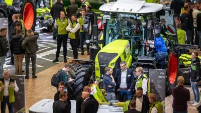Návštěvníci veletrhu Agritechnica u zemědělské techniky CLAAS.