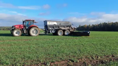 Tažená rozmetadla řady XT - k dispozici jsou tři typy aplikátorů – šnekový pro suché materiály, rozmetací disky pro minerální hnojiva a disky pro vlhké produkty.