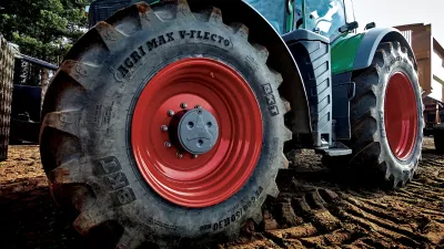 Detail zemědělské pneumatiky BKT na traktoru