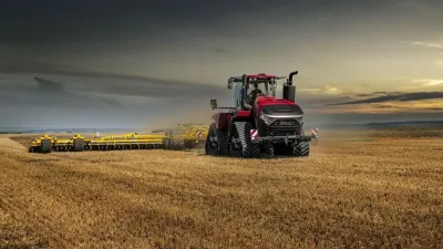 Pásový traktor Case IH při práci na poli