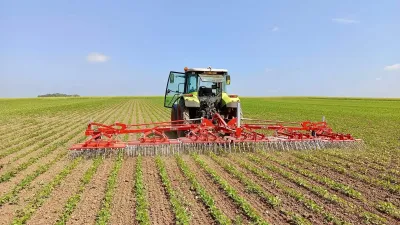 Traktor s prutovými branami SUKOV v poli