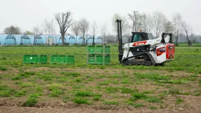 Pásový nakladač Bobcat na farmě u přepravek