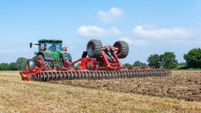 Traktor s diskovým podmítačem Kverneland na poli