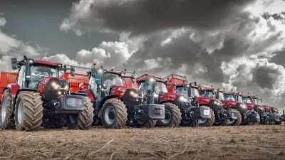 Řada traktorů Case IH na poli