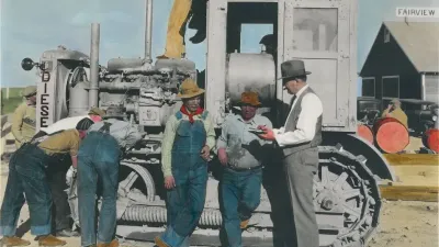 Historická fotografie traktoru a pracovníků společnosti Caterpillar