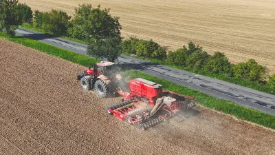 Traktor se secím strojem Horsch Pronto na poli z nadhledu