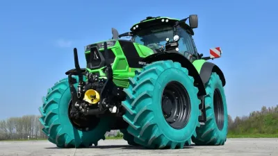 Zelený traktor s tyrkysovými pneumatikami při testování