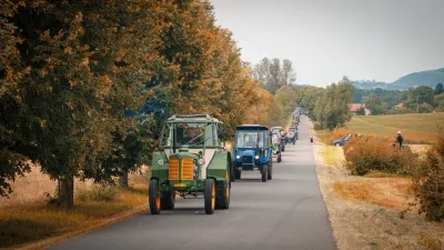 Kolona historických traktorů na Železnohorském traktoru