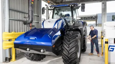 Modrý traktor New Holland Methane Power v hale