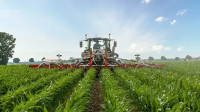 Traktor s meziřádkovým kultivátorem Pöttinger na poli