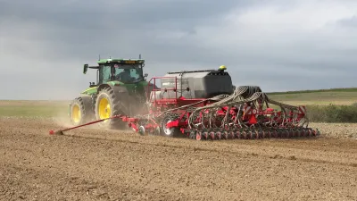 Traktor se secím strojem HORSCH při práci na poli