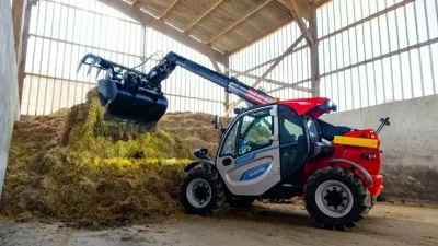Manipulátor Manitou při práci s krmivem ve stáji