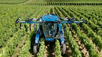Vinohradnický stroj New Holland mezi řádky vinice