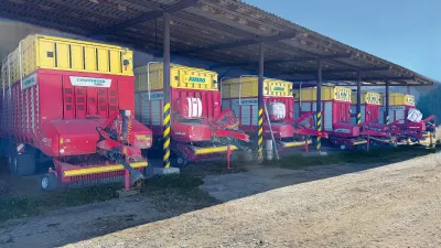 Flotila sběracích vozů ve firmě Vacek agro.
