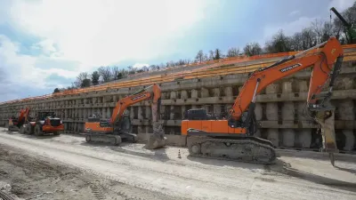 Dvě pásová rypadla Develon při stavbě dálnice