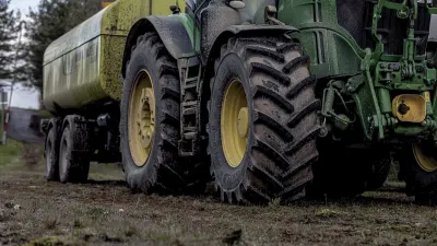 Pneumatika GRI na traktoru s cisternou