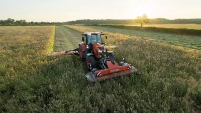 Traktor Kubota se žacími stroji při sečení louky