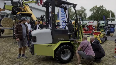 Nakladače Fliegl vystavené mezi návštěvníky veletrhu
