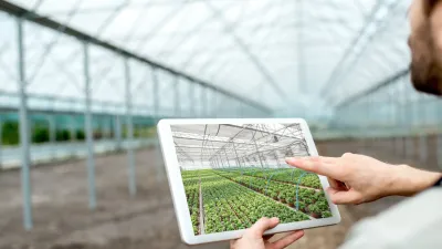 Skleník a tablet se zobrazenou fotografií