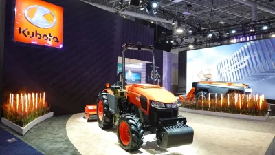 Oranžový traktor Kubota na výstavním stánku