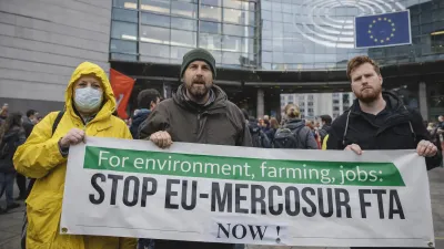 Účastníci protestu drží transparent proti dohodě EU–Mercosur