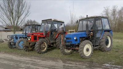 Starší traktory Zetor při spanilé jízdě