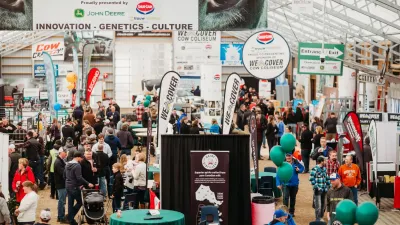 Návštěvníci veletrhu u expozice Cow Coliseum