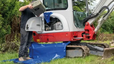 Ohebný trychtýř a ohebná vana pro zachytávání kapalin při servisu rýpadla