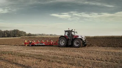 Traktor STEYR Cervus CVT s pluhem při orbě