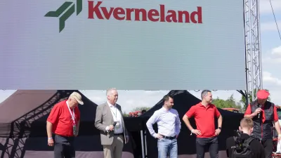 Návštěvníci u stánku Kverneland na polní akci