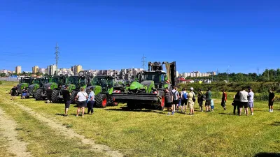 Řada traktorů Fendt na Lučních dnech Agromex