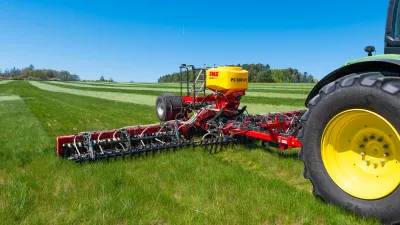 Secí stroj SMS Agro na travnatém poli