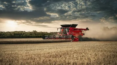 Červená sklízecí mlátička Case IH na poli