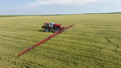 Červený postřikovač Case IH na poli