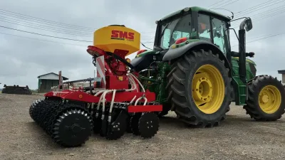Červenožlutý secí stroj SMS Agro