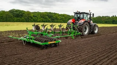 Traktor s pluhem AMAZONE při orbě pole
