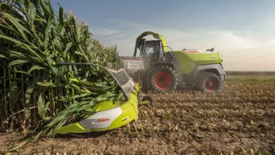 Sklízecí řezačka CLAAS JAGUAR 1000 s adaptérem ORBIS 12000 při sklizni kukuřice
