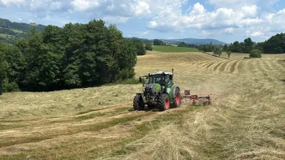 Traktor Fendt při práci na louce