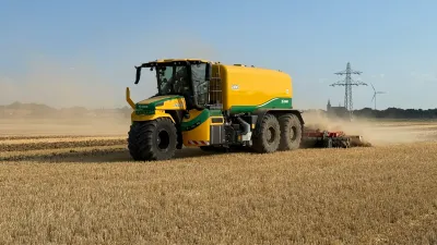 Samojízdný aplikátor kejdy Oxbo AT5105 Gen 2 s půdním aplikátorem na poli