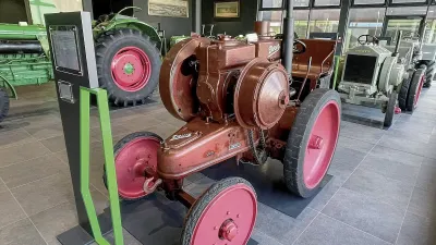Deutz MTH 222 s jednoválcovým polodieselovým motorem vystavený v muzeu Deutz-Fahr.