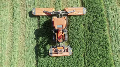 Žací stroj Kubota při sečení travního porostu z ptačí perspektivy