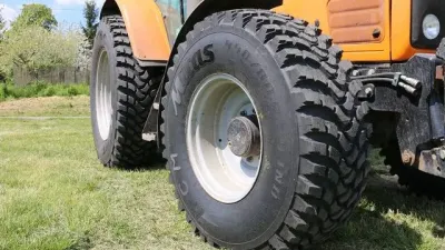 Detail komunální pneumatiky Mitas na vozidle