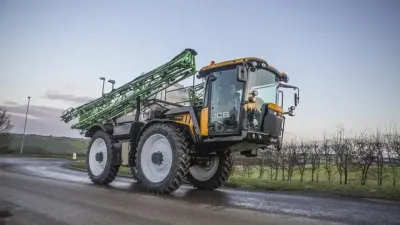 Samojízdný postřikovač JCB na silnici