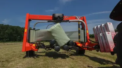 Balička obaluje hranatý balík na poli