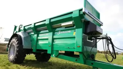 Zelené rozmetadlo Samson US 340 z předního úhlu