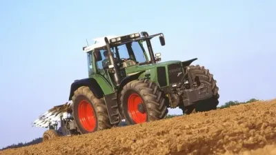 Zelený traktor Fendt při práci na poli