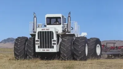 Bílý obří traktor Big Bud 16V-747 s dvojitými koly na poli