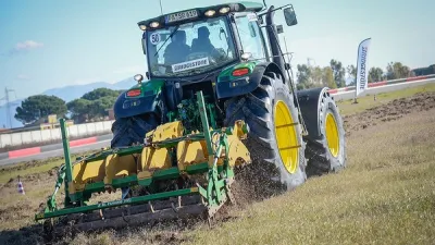Traktor John Deere s pneumatikami Bridgestone při práci