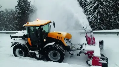 Žlutý traktor JCB Fastrac se sněhovou frézou